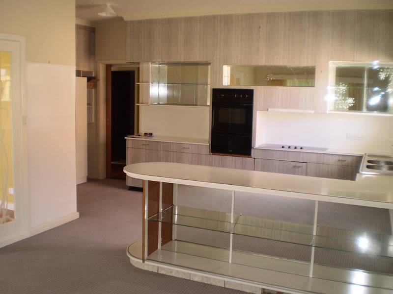 Sought After Deakin Avenue Picture 2