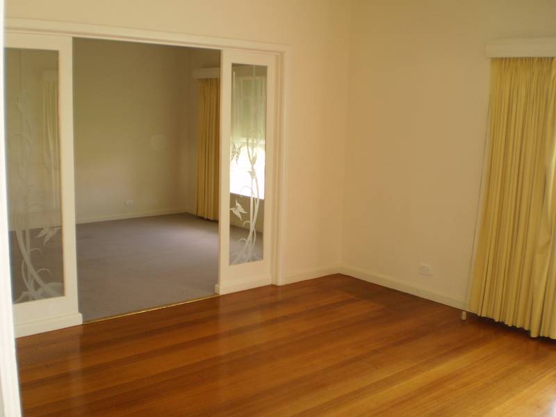Sought After Deakin Avenue Picture 3
