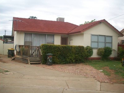 DECIEVING FOUR BEDROOM HOME WITH BUNGALOW! Picture