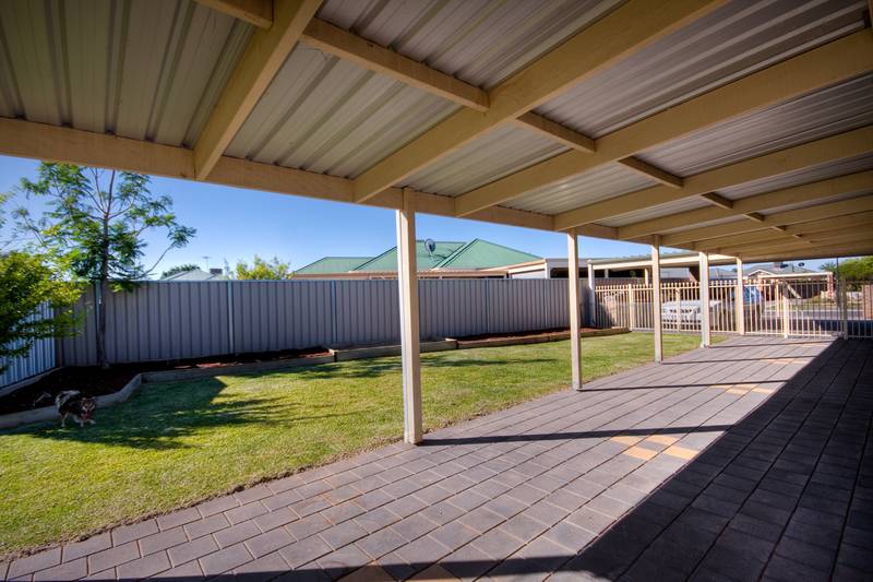 4 Bedroom In Popular Location Picture 3