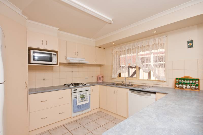 4 Bedroom In Popular Location Picture 2