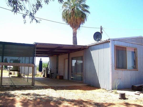 Home on 1 Acre Plus bungalow Picture 3