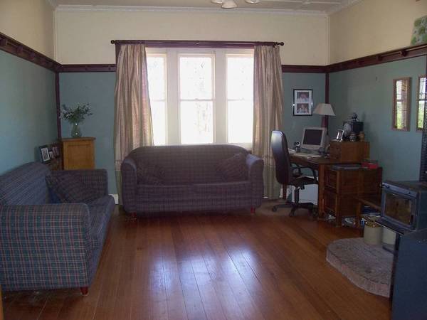 Home on 1 Acre Plus bungalow Picture 2