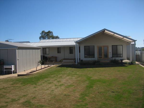 Silky Oak Home - Huge 1,000m2 Block Picture