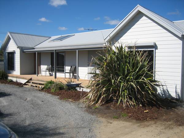 Silky Oak Home - Huge 1,000m2 Block Picture 1