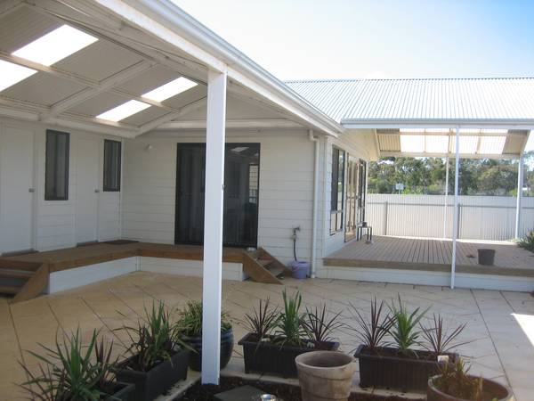 Silky Oak Home - Huge 1,000m2 Block Picture