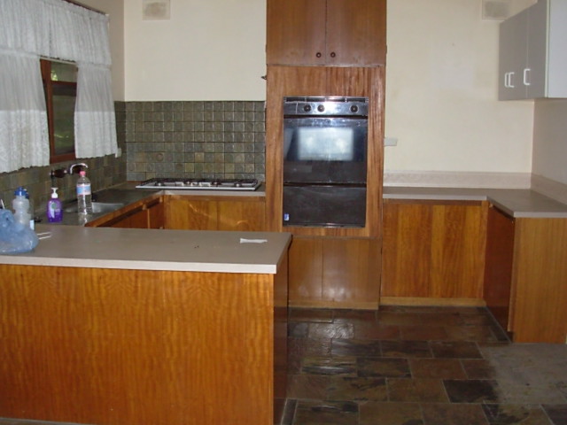 Split level living and room to entertain! Picture 2