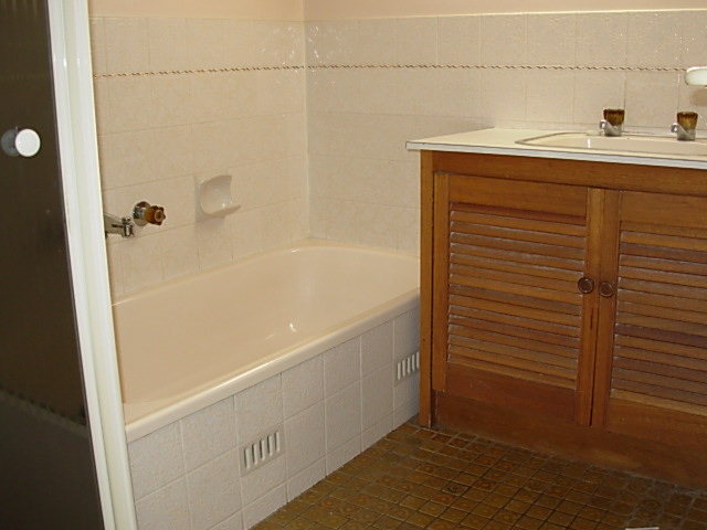 Split level living and room to entertain! Picture 3