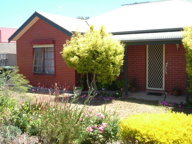 Modern Cottage - Investment Opportunity! Picture 1