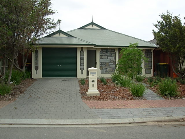 Beautiful courtyard home! Picture 1