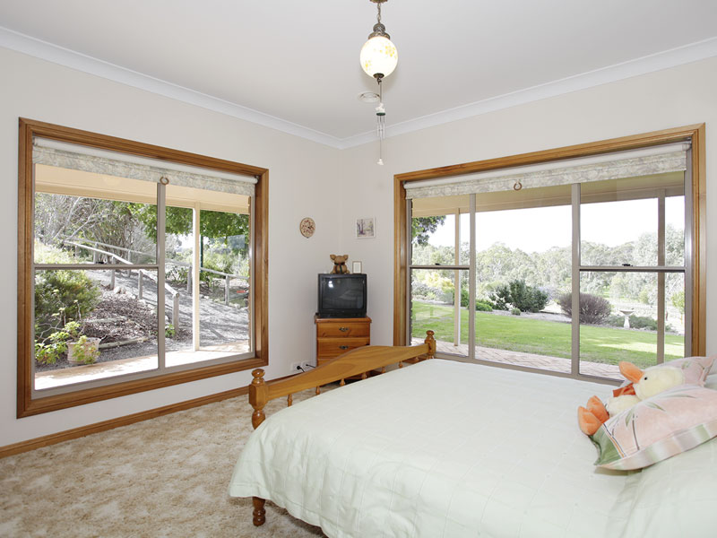 12.14 Ha - Executive Residence - Panoramic Rural/Vineyard Vista Picture 3