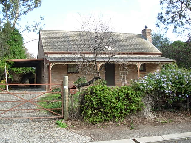 Two bedroom cottage set in a beautiful garden setting! Picture 1