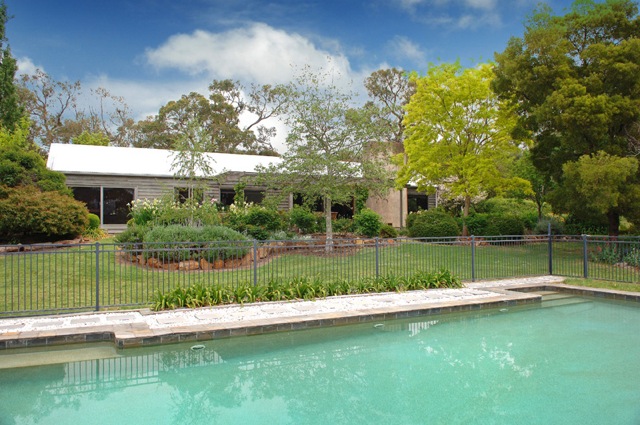9.31ha (23 acres) ~ Architect Designed Contemporary Residence ~ Scenic Gum Studded Pasture Picture 3