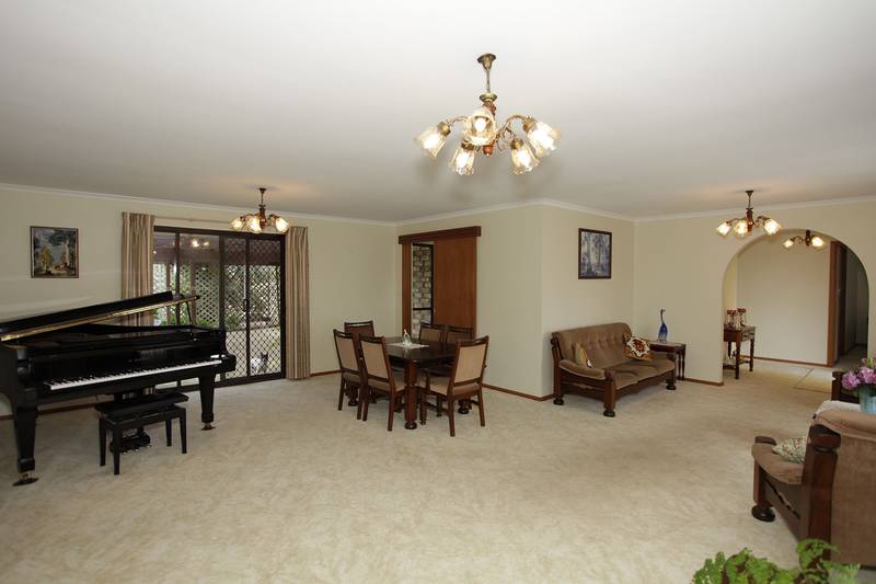 Classic Immaculate Home - Huge 900m2 Allotment! Picture 3