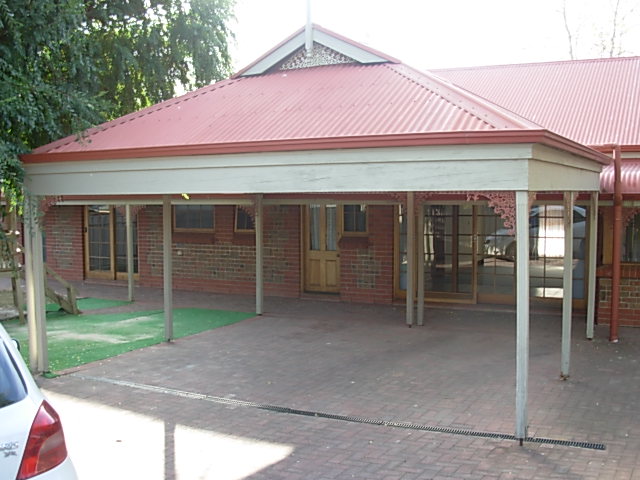 Four bedroom home with Ensuite, Family Room & Air Conditioning. Picture 2