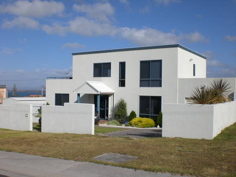 Stunning Seaside Home Picture 1