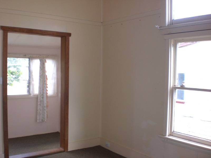 3 BEDROOM HOME IN ONE-WAY STREET Picture 3