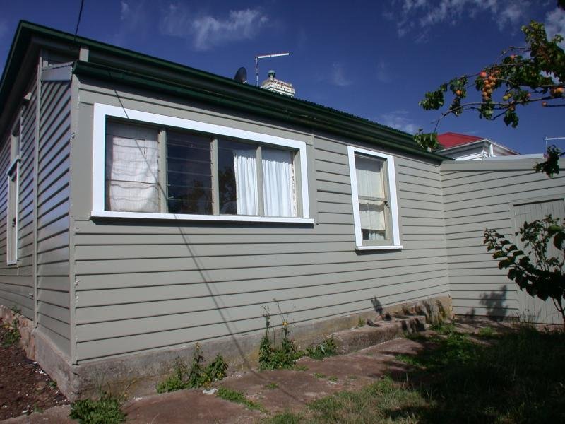 3 BEDROOM HOME IN ONE-WAY STREET Picture 2