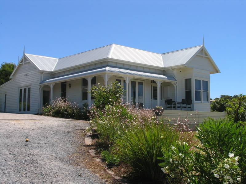 Luxurious Holiday Accommodation - 4 Bedrooms Picture 3