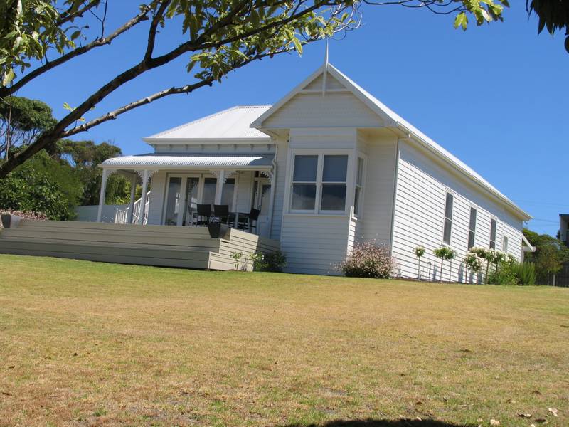 Luxurious Holiday Accommodation - 4 Bedrooms Picture 2