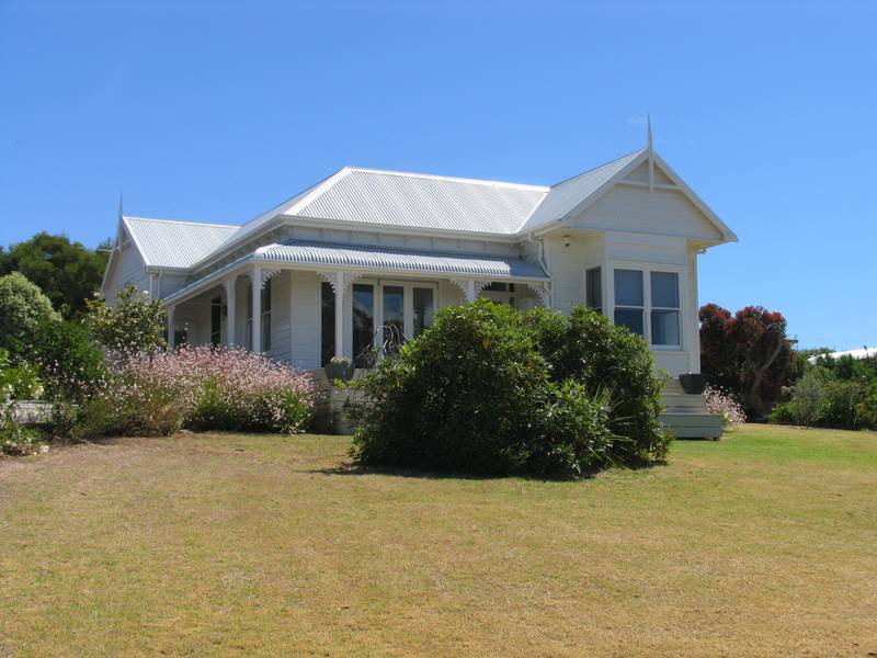 Luxurious Holiday Accommodation - 4 Bedrooms Picture 1