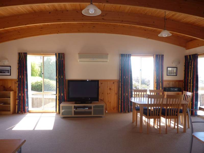 Fully Furnished Holiday Unit Picture 3