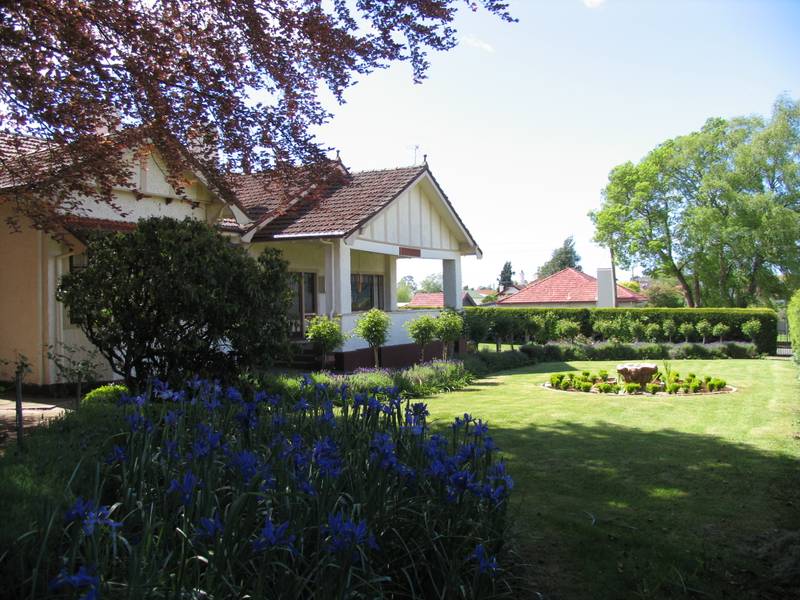 Stately Renovated House Situated Amidst Magnificent Gardens Picture 3