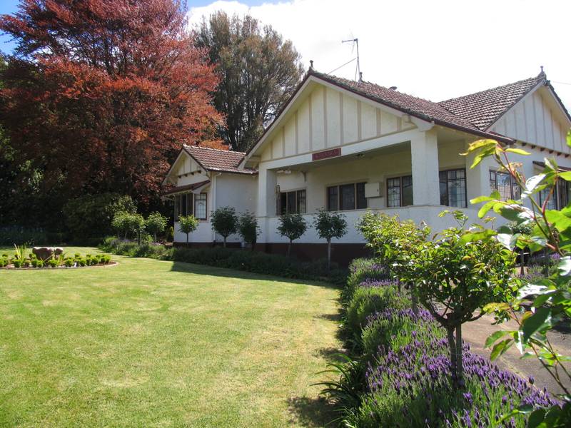 Stately Renovated House Situated Amidst Magnificent Gardens Picture 1