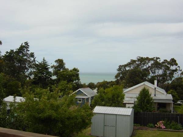 GREAT LOCATION - CLOSE TO BEACHES Picture 2
