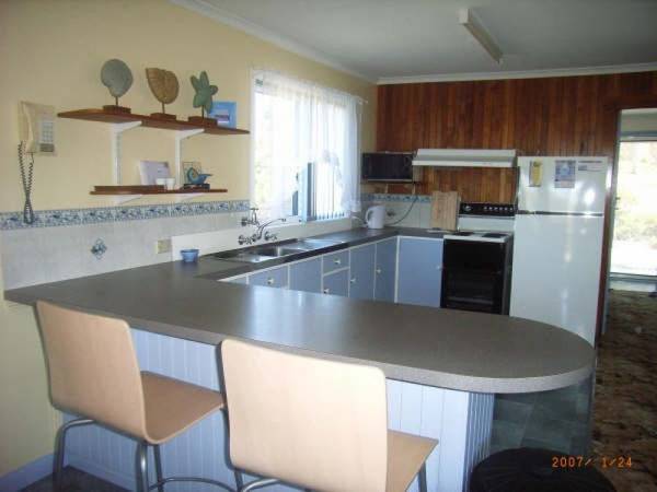 GREAT LOCATION - CLOSE TO BEACHES Picture 3