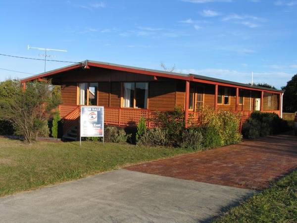 Charming Cedar Cottage Picture 1