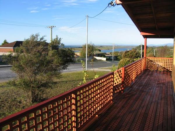 Charming Cedar Cottage Picture 3