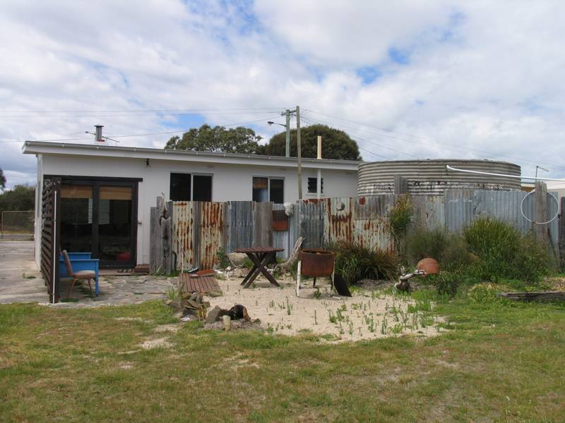 Move Straight In - Fully Furnished! Picture 2