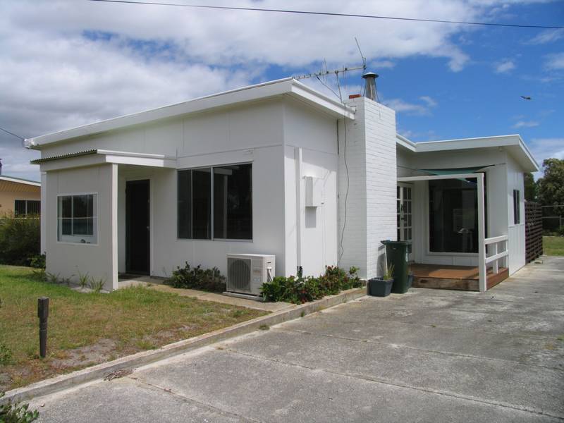 Move Straight In - Fully Furnished! Picture 1