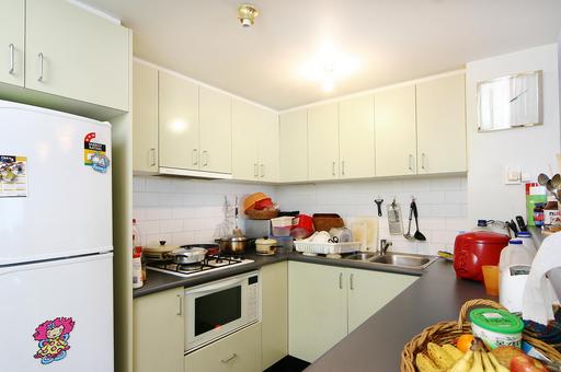 Modern 2 bedroom partly furnished security apartment.
Available Now Picture 3