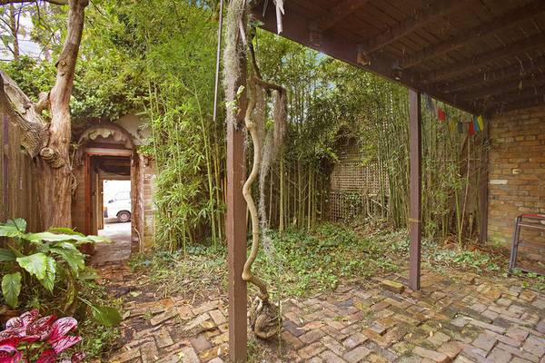 Semi Zoned 2B Residential with existing "Professional Consulting Rooms" Picture 2