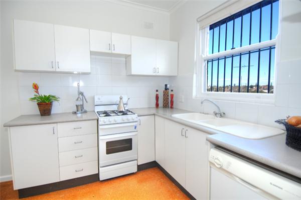 Large 2 bedroom garden apartment available to lease 11th June! Picture 3