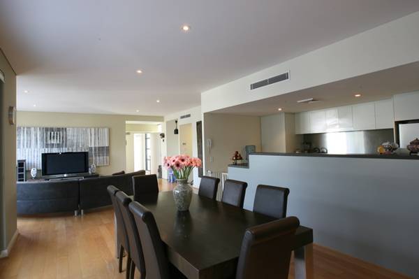 Sophisticated contemporary penthouse Picture 2