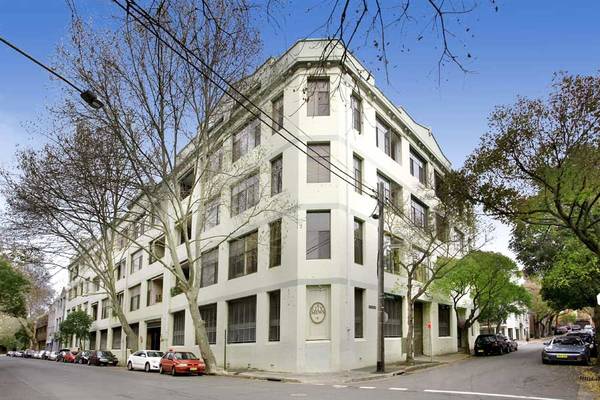 'City Mews' sophisticated warehouse apartment Picture 3