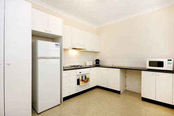 Sophisticated Art Deco in a prime locale Picture 3