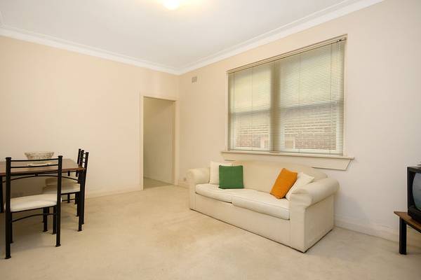 Sophisticated Art Deco in a prime locale Picture 2