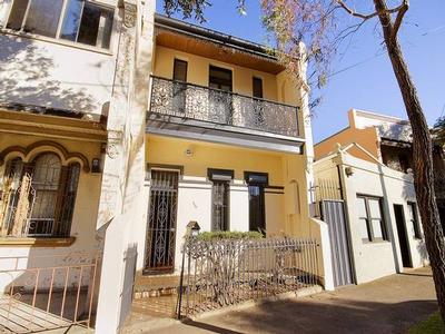 Charming, spacious and versatile freestanding terrace Picture