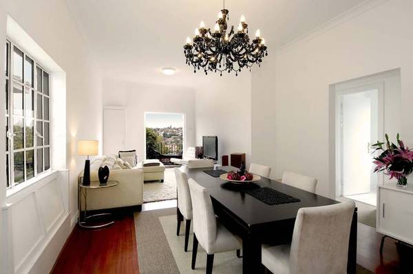 Top floor, stylish boutique art deco apartment Picture 1