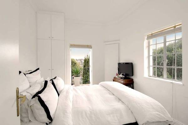 Top floor, stylish boutique art deco apartment Picture 2