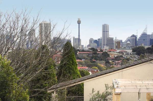 Top floor, stylish boutique art deco apartment Picture 3