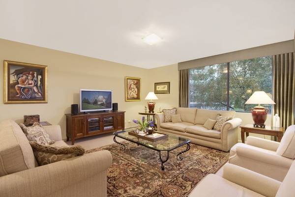 Stylish, house-like apartment living, moments to everything Picture 2