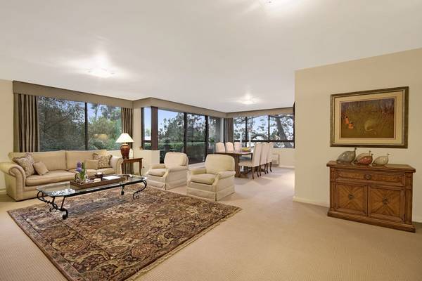 Stylish, house-like apartment living, moments to everything Picture 1