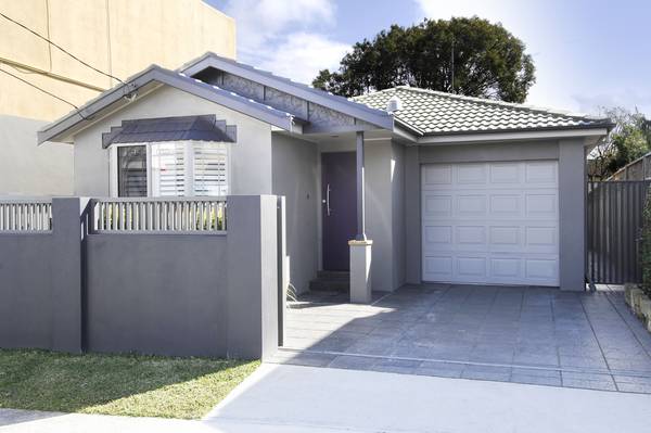 Stylish parkside contemporary family home Picture 1