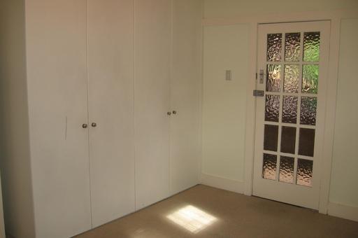 Large 2 bedroom renovated apartment.
Available 4th October! Picture 3