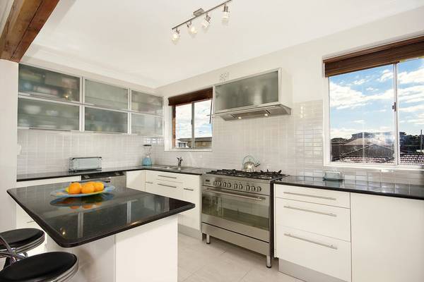 Stylish Bondi apartment living with atmospheric views Picture 3
